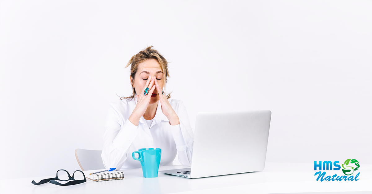 mulher estressada em frente ao computador para dicas para acabar com o estresse